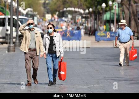 9. April 2020, Tarragona, Tarragona, Spanien: Menschen gehen entlang der Rambla Nova Straße, während sie Gesichtsmasken tragen als vorbeugende Maßnahme während des Endes der Phase Zero Coronavirus (COVID-19) Einsperrung..die Regierung von Katalonien hat das Gesundheitsministerium von Spanien gebeten, dass die Gesundheitsregionen von Les Terres de l'Ebre, Camp de Tarragona und Alt-Pirineu können am kommenden Montag, dem 11. Mai, in Phase 1 des Endes der Haft gehen. (Bild: © Ramon Costa/SOPA Images via ZUMA Wire) Stockfoto