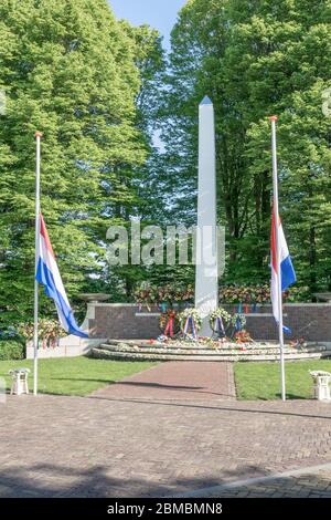 Gedenktag der Opfer im Zweiten Weltkrieg. Blumen und Kränze wurden am Denkmal angebracht und die Fahnen sind am Halbmast. Stockfoto