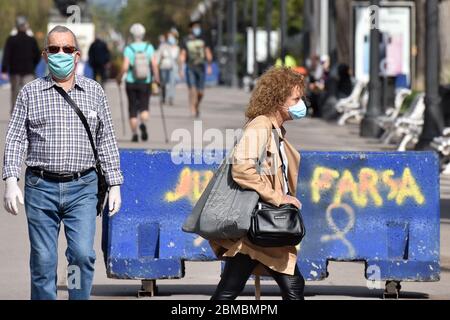 Tarragona, Tarragona, Spanien. April 2020. Die Menschen gehen entlang der Rambla Nova Straße und tragen Gesichtsmasken als vorbeugende Maßnahme während des Endes der Phase Zero Coronavirus (COVID-19).die Regierung von Katalonien hat das Gesundheitsministerium von Spanien gebeten, dass die Gesundheitsregionen von Les Terres de l'Ebre, Camp de Tarragona und Alt-Pirineu können am kommenden Montag, dem 11. Mai, in Phase 1 des Endes der Haft gehen. Quelle: Ramon Costa/SOPA Images/ZUMA Wire/Alamy Live News Stockfoto