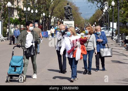 Tarragona, Tarragona, Spanien. April 2020. Die Menschen gehen entlang der Rambla Nova Straße und tragen Gesichtsmasken als vorbeugende Maßnahme während des Endes der Phase Zero Coronavirus (COVID-19).die Regierung von Katalonien hat das Gesundheitsministerium von Spanien gebeten, dass die Gesundheitsregionen von Les Terres de l'Ebre, Camp de Tarragona und Alt-Pirineu können am kommenden Montag, dem 11. Mai, in Phase 1 des Endes der Haft gehen. Quelle: Ramon Costa/SOPA Images/ZUMA Wire/Alamy Live News Stockfoto