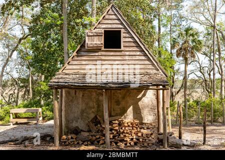 Hütte in den Georgia Hinterwäldern mit einem Holzstapel draußen. Stockfoto