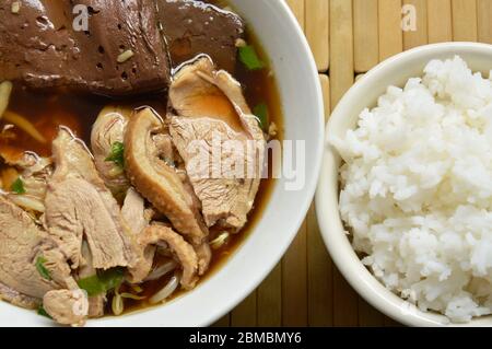 Gekochtes Entenfleisch und Blut in brauner chinesischer Kräutersuppe essen ein Paar mit Reis Stockfoto