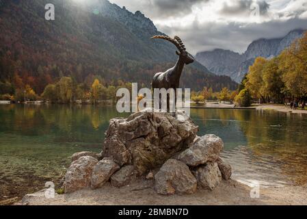 Jasna See mit dem Denkmal der Bergziege - Gämse Zlatorog vor. Nationalpark Triglav, Slowenien Stockfoto