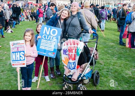 Demonstranten nehmen an einem Notprotest des NHS "Fix it Now" Teil, der ein Ende der Finanzierungskrise im Gesundheitswesen fordert Stockfoto