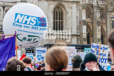 Demonstranten nehmen an einem Notprotest des NHS "Fix it Now" Teil, der ein Ende der Finanzierungskrise im Gesundheitswesen fordert Stockfoto