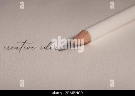 Bleistift und Linien auf weißem Hintergrund Stockfoto