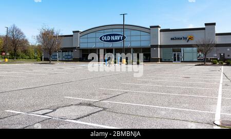 Bay Shore, New York, USA - 25. April 2020: Leerer Parkplatz vor einem Old Navy Store in einem Strip-Einkaufszentrum während der Sperrung des Coronavirus COVI Stockfoto