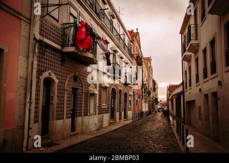 Alfama Altstadt Straße in Lissabon während Sonnenuntergang, Portugal Stockfoto