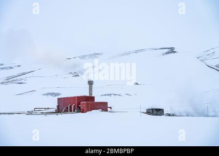 Winterlandschaft der geothermischen Bereich in der Nähe Krafla Vulkan und See Myvatn, Island Nutzung für geothermische Stromerzeugung Stockfoto