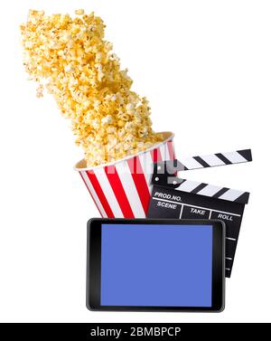 Fliegendes Popcorn, Filmklappenbrett und Telefon isoliert auf weißem Hintergrund Stockfoto