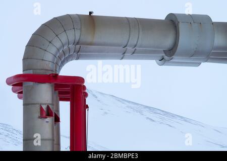 Nahaufnahme von dampfführenden Rohren in einem Geothermiekraftwerk, Krafla, Island, im Winter Stockfoto