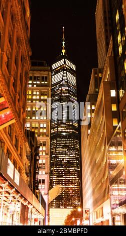 New York City, USA - 10. November 2018: Freedom Tower at mit Lichtern auf der Suche säen Sie nachts eine Seitenstraße. Stockfoto