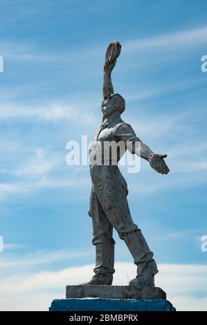 Silhouette der sowjetischen Arbeiter Statue mit Himmel Hintergrund. Sozialrealismus Denkmal in Odessa Landschaft der Ukraine Stockfoto