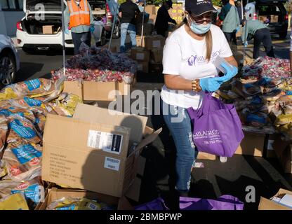 Hialeah Gardens, Usa. Mai 2020. Freiwillige bringen Lebensmittelpakete für die Fahrzeuge bereit, die sich für eine Drive-Thru-Lebensmittelverteilung an der Master Academy Charter Middle/High School zur Verfügung gestellt haben, um die Bewohner von Hialeah Gardens während der COVID-19 Pandemie am Freitag, den 28 2020. Mai, zu ernähren. Die Verteilung auf die ersten 500 Fahrzeuge begann um 8 Uhr morgens und um 8:30 Uhr wurden fast 240 Fahrzeuge gewartet. Foto von Gary I Rothstein/UPI Quelle: UPI/Alamy Live News Stockfoto