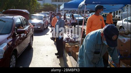 Hialeah Gardens, Usa. Mai 2020. Fahrzeuge stehen für eine Drive-Thru-Verteilung von Lebensmitteln bereit, die von der Master Academy Charter Middle/High School gesponsert wird, um die Bewohner von Hialeah Gardens während der COVID-19-Pandemie in Florida am Freitag, 8. Mai 2020, zu ernähren. Die Verteilung auf die ersten 500 Fahrzeuge begann um 8 Uhr morgens und um 8:30 Uhr wurden fast 240 Fahrzeuge gewartet. Foto von Gary I Rothstein/UPI Quelle: UPI/Alamy Live News Stockfoto