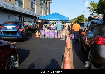 Hialeah Gardens, Usa. Mai 2020. Fahrzeuge stehen für eine Drive-Thru-Verteilung von Lebensmitteln bereit, die von der Master Academy Charter Middle/High School gesponsert wird, um die Bewohner von Hialeah Gardens während der COVID-19-Pandemie in Florida am Freitag, 8. Mai 2020, zu ernähren. Die Verteilung auf die ersten 500 Fahrzeuge begann um 8 Uhr morgens und um 8:30 Uhr wurden fast 240 Fahrzeuge gewartet. Foto von Gary I Rothstein/UPI Quelle: UPI/Alamy Live News Stockfoto