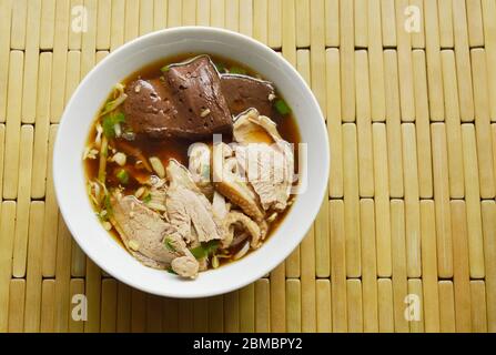 Gekochtes Entenfleisch und Blut in brauner chinesischer Kräutersuppe auf Schüssel Stockfoto