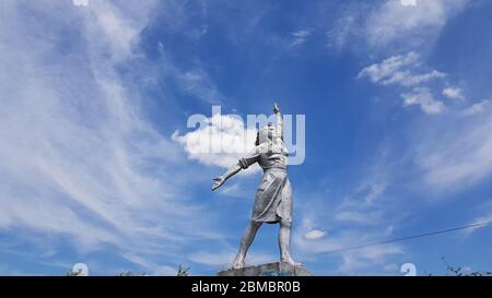 Arbeiter Frau historisches Denkmal auf blauem Himmel mit weißen Wolken Hintergrund. Skulptur des sozialen Realismus in Odessa Region der Ukraine Stockfoto