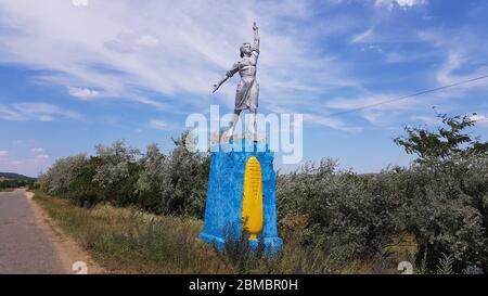 Sowjetische Kunst Statue der Frau in starker Pose mit Himmel Hintergrund. Sozialrealismus Denkmal in Odessa Landschaft der Ukraine Stockfoto