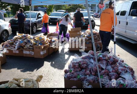 Hialeah Gardens, Usa. Mai 2020. Fahrzeuge stehen für eine Drive-Thru-Verteilung von Lebensmitteln bereit, die von der Master Academy Charter Middle/High School gesponsert wird, um die Bewohner von Hialeah Gardens während der COVID-19-Pandemie in Florida am Freitag, 8. Mai 2020, zu ernähren. Die Verteilung auf die ersten 500 Fahrzeuge begann um 8 Uhr morgens und um 8:30 Uhr wurden fast 240 Fahrzeuge gewartet. Foto von Gary I Rothstein/UPI Quelle: UPI/Alamy Live News Stockfoto