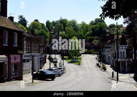 Eine normalerweise geschäftige High Street ist nach Einführung von Lockdown-Maßnahmen während der Coronavirus-Pandemie (COVID-19) in Haslemere, Surrey, Großbritannien, nun verlassen. Stockfoto