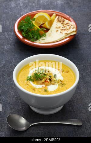 Karotten-Tahini-Suppe mit Kichererbsen Stockfoto