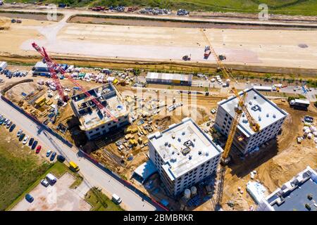 Luftaufnahme einer Baustelle Krane Blick nach unten Industriemaschinen Gegend um Wohngebiet Urban Apartments Stockfoto