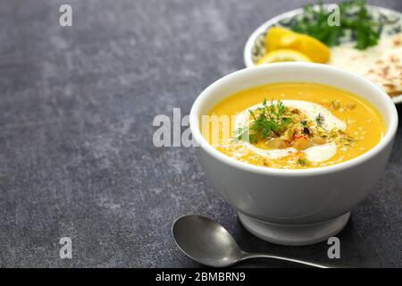 Karotten-Tahini-Suppe mit Kichererbsen Stockfoto