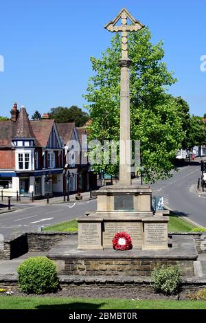 Aufgrund der Blockierung inmitten der Coronavirus (COVID-19) Pandemie eine nahezu menschenleere High Street in Haslemere mit einsamem Kranz für den bevorstehenden VE Day Stockfoto