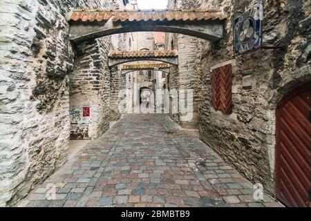 Gasse durch die Befestigung der historischen Altstadt in Tallinn Stockfoto