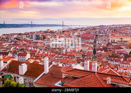 Schönes Panorama der Altstadt und des Baixa-Viertels in Lissabon bei Sonnenuntergang, vom Sao Jorge Burgberg, Portugal, aus gesehen Stockfoto