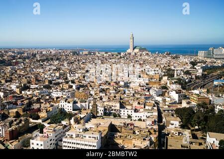 Erhöhter Blick auf Casablanca Stadt mit Grand Moschee und die atlantik Stockfoto