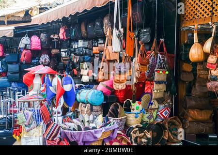 Handgefertigte Lederwaren in Medina Stockfoto