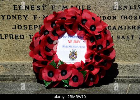 Ein einbeiniger Kranz am Haslemere war Memorial zum Gedenken an den Tag des Sieges in Europa. Aufgrund der Coronavirus (COVID-19) Pandemie keine öffentliche Zeremonie Stockfoto