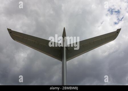 Schwanz eines Militärflugzeugs mit bewölktem Himmel Stockfoto