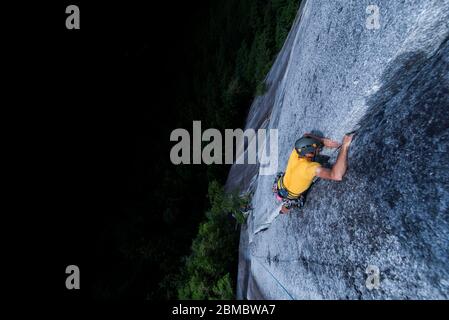 Mann führen Klettern Granit Riss sehr hoch und ausgesetzt Squamish Chef Stockfoto