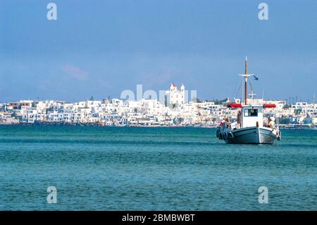 Blick vom Hafen von Paros. Eine griechische Insel in der Ägäis, die für ihre Strände und traditionellen Dörfer bekannt ist, Griechenland Stockfoto