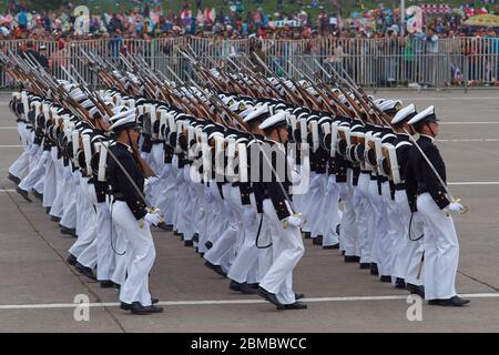 Mitglieder der Armada de Chile marschieren während der jährlichen Militärparade im Rahmen der Fiestas Patrias gedenkfeiern in Santiago, Chile vorbei. Stockfoto