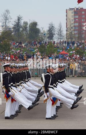 Mitglieder der Armada de Chile marschieren während der jährlichen Militärparade im Rahmen der Fiestas Patrias gedenkfeiern in Santiago, Chile vorbei. Stockfoto