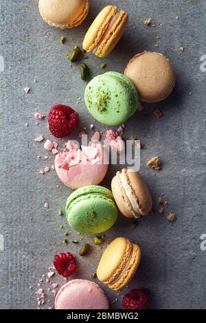 Bunte Macarons auf grauem Marmorgrund. Draufsicht. Pastellfarben Stockfoto