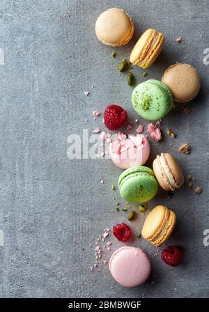 Bunte Macarons auf grauem Marmorgrund. Draufsicht. Pastellfarben Stockfoto