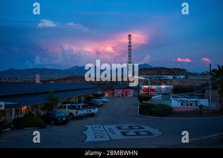 Sonnenuntergang über Route 66 Hotel in niedrigen hellrosa Wolken Kingman Arizona Stockfoto