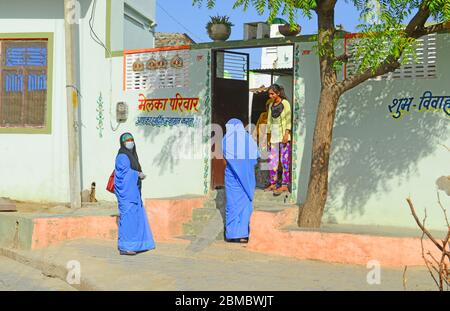 Beawar, Indien. Mai 2020. Anganwadi-Arbeiter, die eine schützende Gesichtsmaske tragen, interagiert während einer Tür-zu-Tür-Umfrage mit einem Mädchen, um die Ausbreitung des neuartigen Coronavirus im Dorf Ganeshpura in Beawar zu überprüfen. (Foto von Sumit Saraswat/Pacific Press/Sipa USA) Quelle: SIPA USA/Alamy Live News Stockfoto