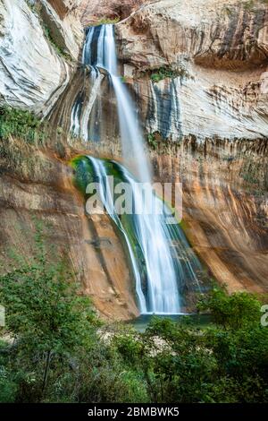 Lower Calf Creek Falls (126 ft.), Grand Staircase-Escalante National Monument, Utah, USA Stockfoto