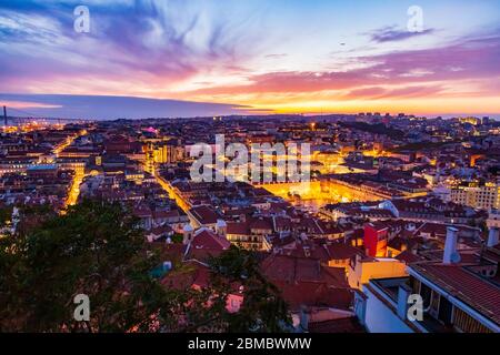 Schönes Panorama der Altstadt und des Baixa-Viertels in Lissabon am Abend, vom Sao Jorge Burgberg, Portugal, aus gesehen Stockfoto