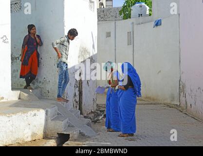 Beawar, Indien. Mai 2020. Anganwadi-Arbeiter, die eine schützende Gesichtsmaske tragen, interagiert während einer Tür-zu-Tür-Umfrage mit Menschen, um die Ausbreitung des neuartigen Coronavirus im Slum-Bereich in Beawar zu überprüfen. (Foto von Sumit Saraswat/Pacific Press/Sipa USA) Quelle: SIPA USA/Alamy Live News Stockfoto