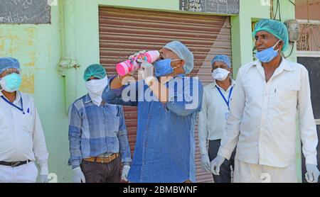 Beawar, Indien. Mai 2020. Gesundheitsarbeiter trinken Wasser aus einer Flasche während einer Tür-zu-Tür-Umfrage, um die Ausbreitung des neuartigen Coronavirus zu überprüfen, in Ganeshpura Dorf in Beawar. (Foto von Sumit Saraswat/Pacific Press/Sipa USA) Quelle: SIPA USA/Alamy Live News Stockfoto