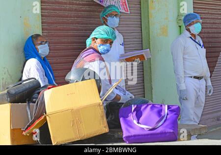 Beawar, Indien. Mai 2020. Gesundheitsarbeiter, die während einer Tür-zu-Tür-Untersuchung, um die Ausbreitung des neuartigen Coronavirus zu überprüfen, eine schützende Gesichtsmaske tragen, im Dorf Ganeshpura in Beawar. (Foto von Sumit Saraswat/Pacific Press/Sipa USA) Quelle: SIPA USA/Alamy Live News Stockfoto