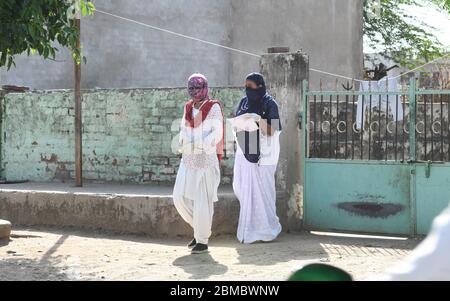 Beawar, Indien. Mai 2020. Gesundheitsarbeiter, die während einer Tür-zu-Tür-Untersuchung, um die Ausbreitung des neuartigen Coronavirus zu überprüfen, eine schützende Gesichtsmaske tragen, im Dorf Ganeshpura in Beawar. (Foto von Sumit Saraswat/Pacific Press/Sipa USA) Quelle: SIPA USA/Alamy Live News Stockfoto