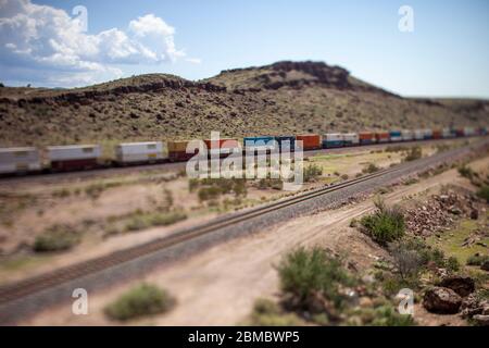 Wählen Sie FOCUS Güterzug Container durch Wüste Canyon passieren Stockfoto